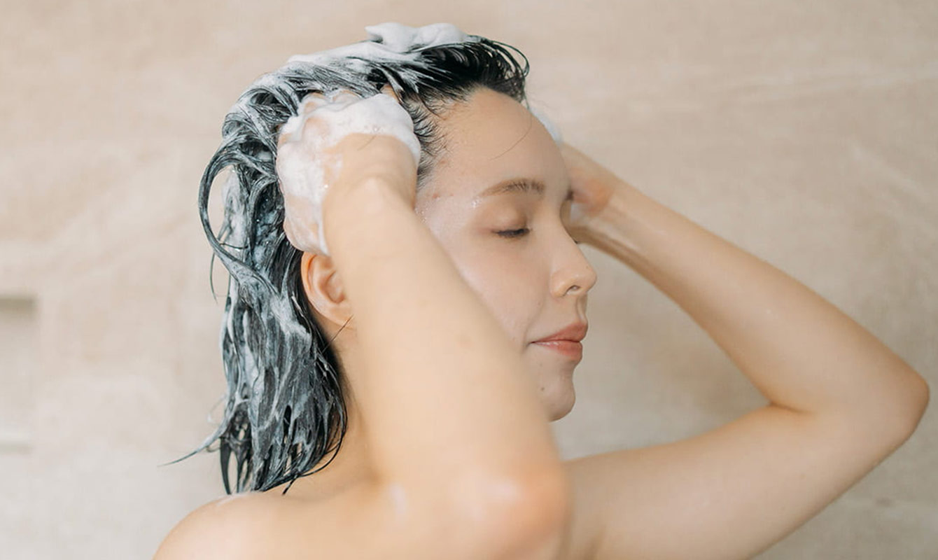 2. 髪に負担をかけにくい方法で洗う