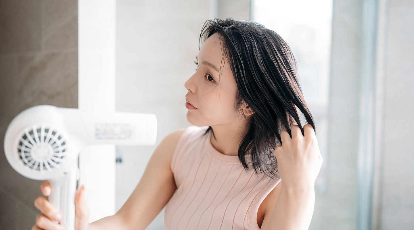 自然乾燥よりもドライヤーで髪を乾かす方がおすすめな理由