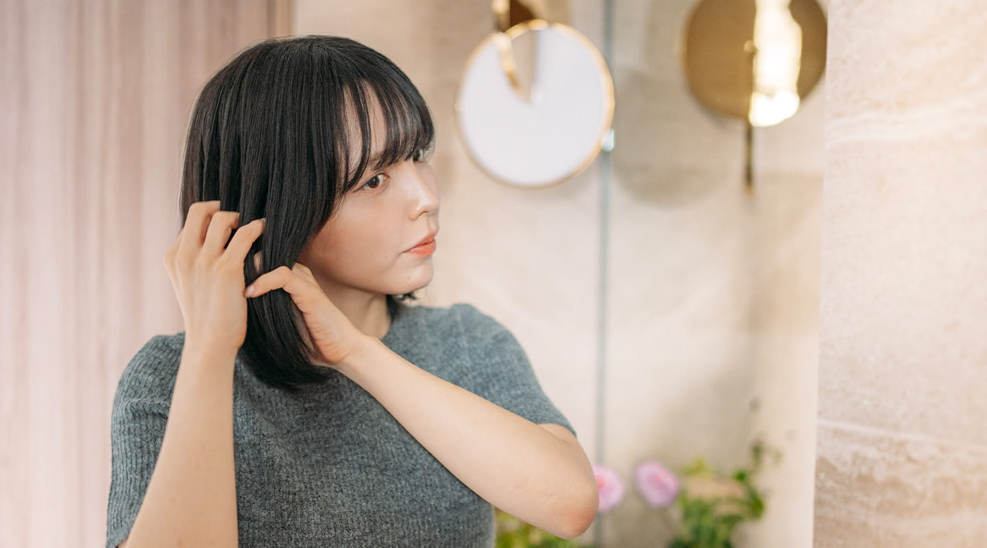 ヘアアイロン用のスタイリング剤をなじませる