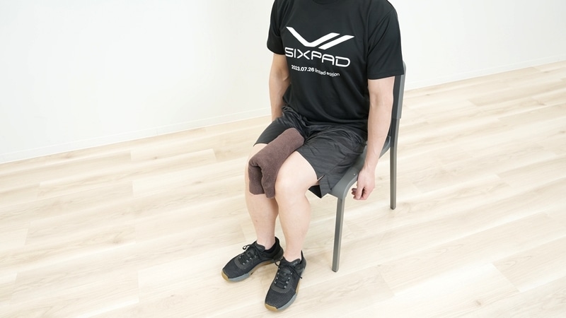 ボールやタオルを押しつぶすイメージで足を閉じる。